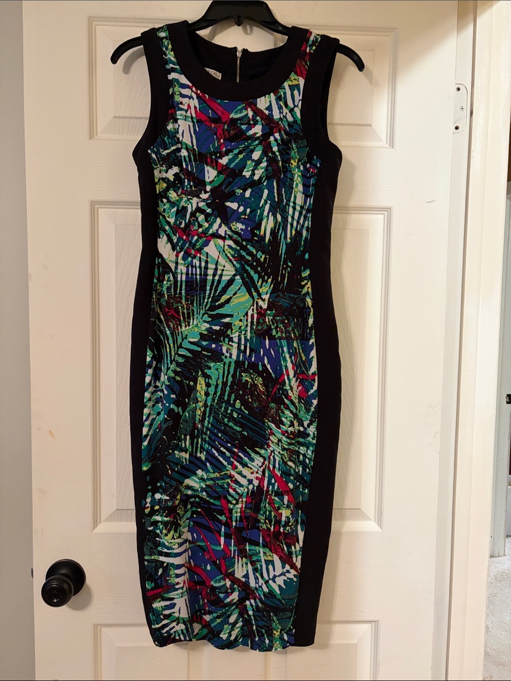 Sleeveless Tropical Print Sheath Dress - Black Panel